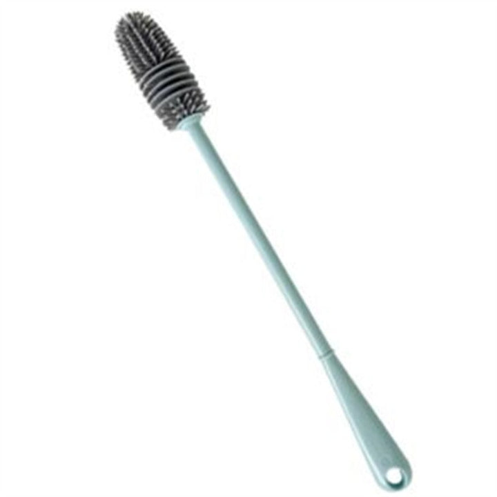 Siliconen flessenborstel reinigt moeiteloos een hoge waterfles, zorgt voor perfecte hygiëne thuis.