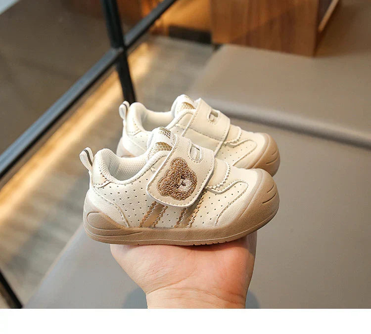 Zachte, ademende babyschoenen voor comfortabele eerste stapjes. Leuk beren babycadeau met klittenband.