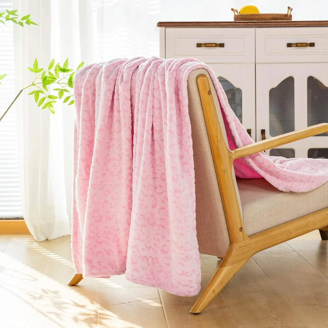 Knuffelige fleece deken met stijlvolle luipaardprint, ideaal als warme woondeken en decoratief op de bank.