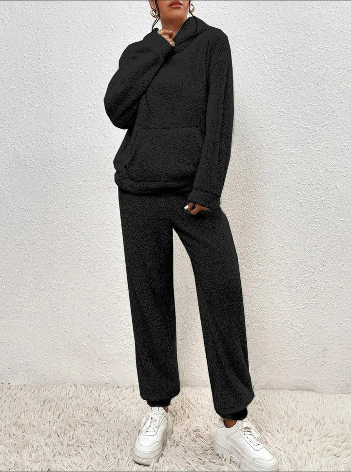 Dames tweedelig huispak met capuchon. Comfortabel loungepak voor relaxen thuis en casual dragen.