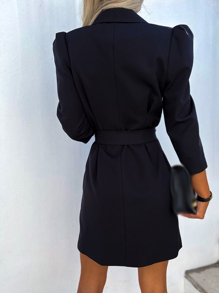 Verfijnde damesmode: een wikkeljurk met blazerstijl die elegantie en comfort combineert voor dames.