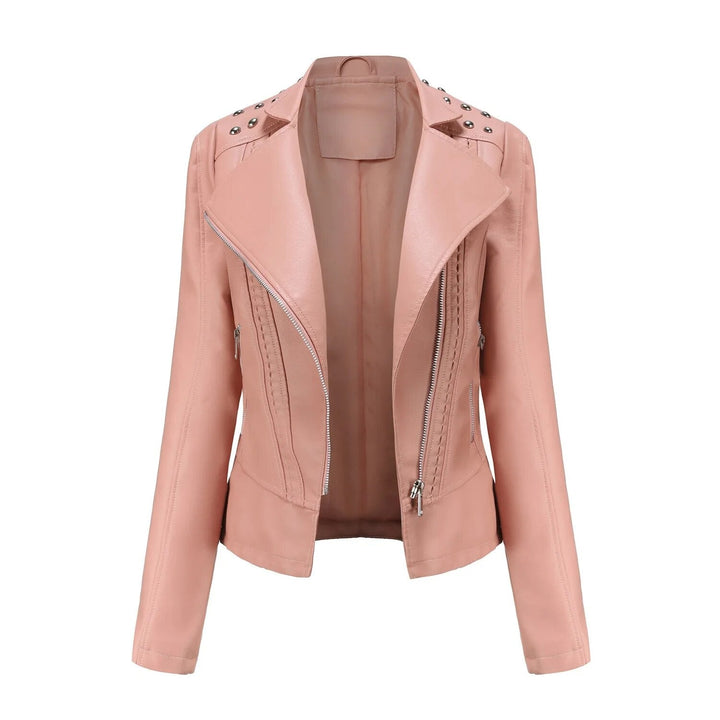 Unieke damesjas met stoere studs, combineert comfort met een trendy look.