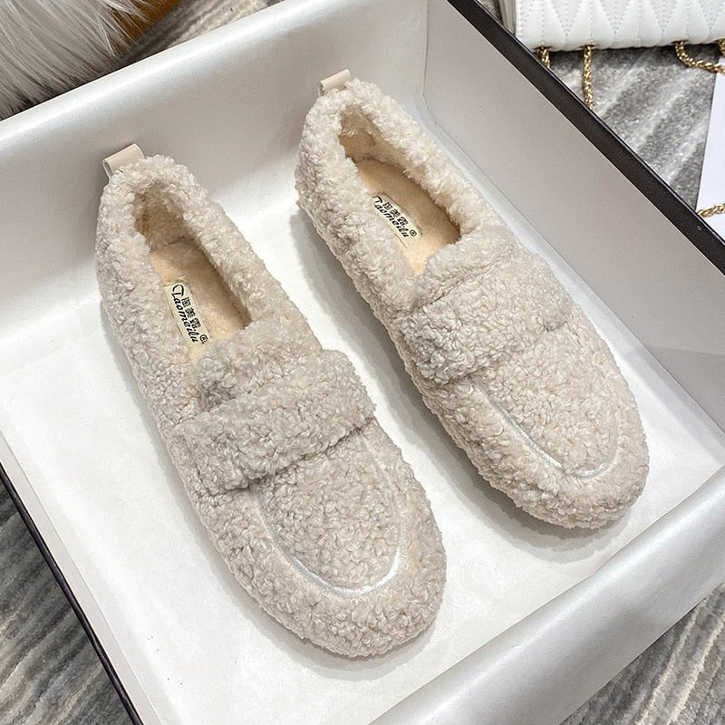 Comfortabele dames pantoffels met zachte voering en anti-slip zool, perfect voor warme voeten thuis.
