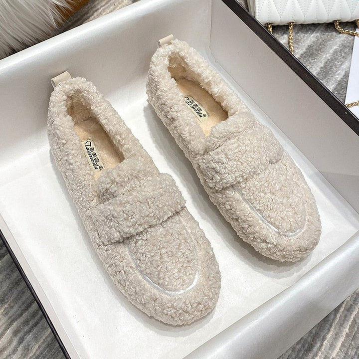 Comfortabele dames pantoffels met zachte voering en anti-slip zool, perfect voor warme voeten thuis.