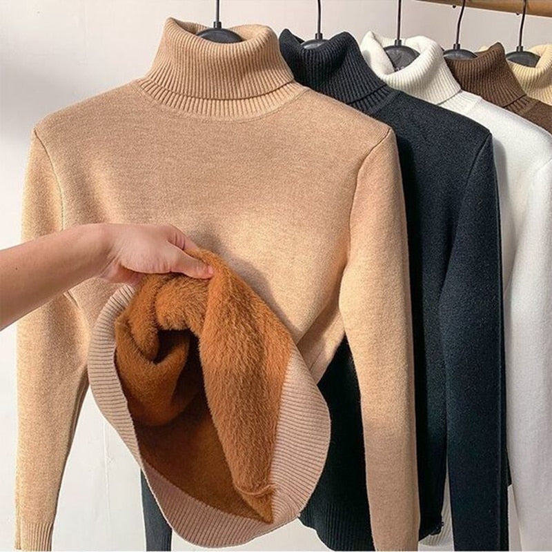 Zwarte gevoerde dames sweater met hoge middenkraag, warm en stijlvol voor de winter. Tijdloos design.