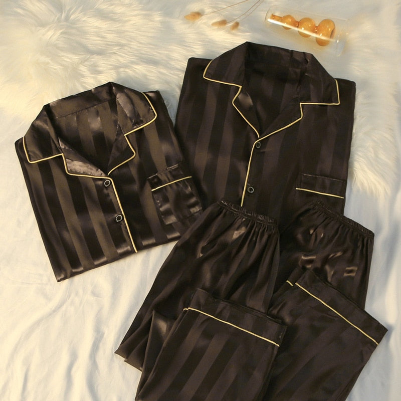 Dames en heren genieten van de zachte, comfortabele SleepyPyjama™ – perfecte winterpyjama en loungewear.