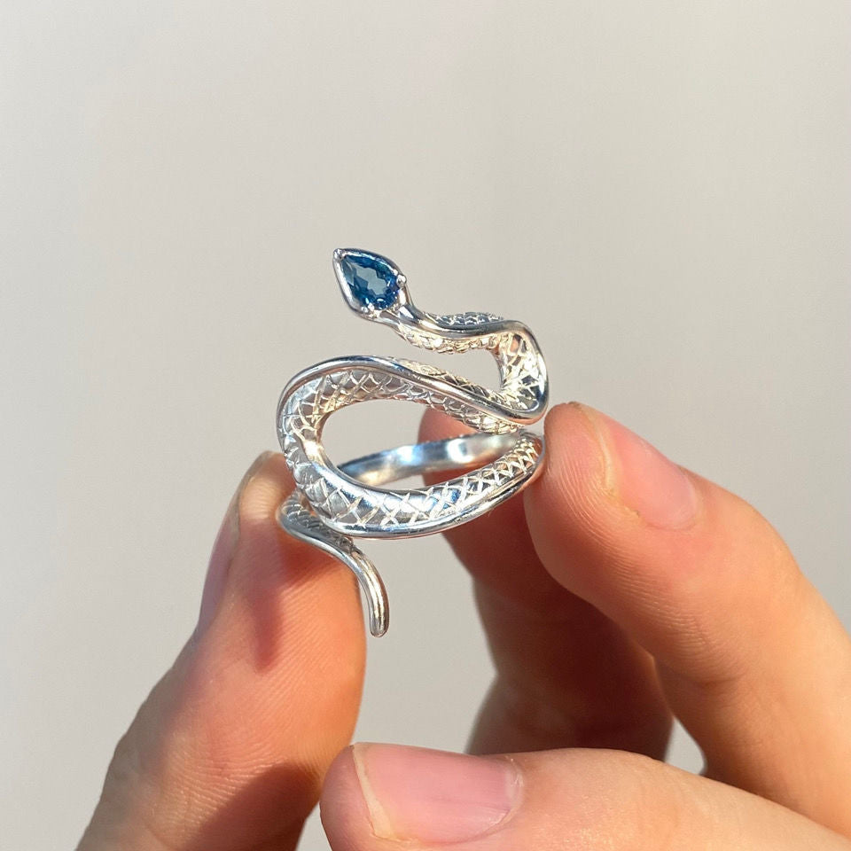 Moderne slangenring, zilverkleurig en verstelbaar, een stijlvol unisex sieraad voor dagelijks gebruik.
