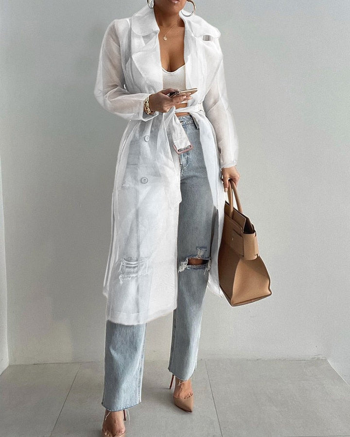 Chique transparante trenchcoat met knoopsluiting voor dames, een statement item voor bovenkleding.