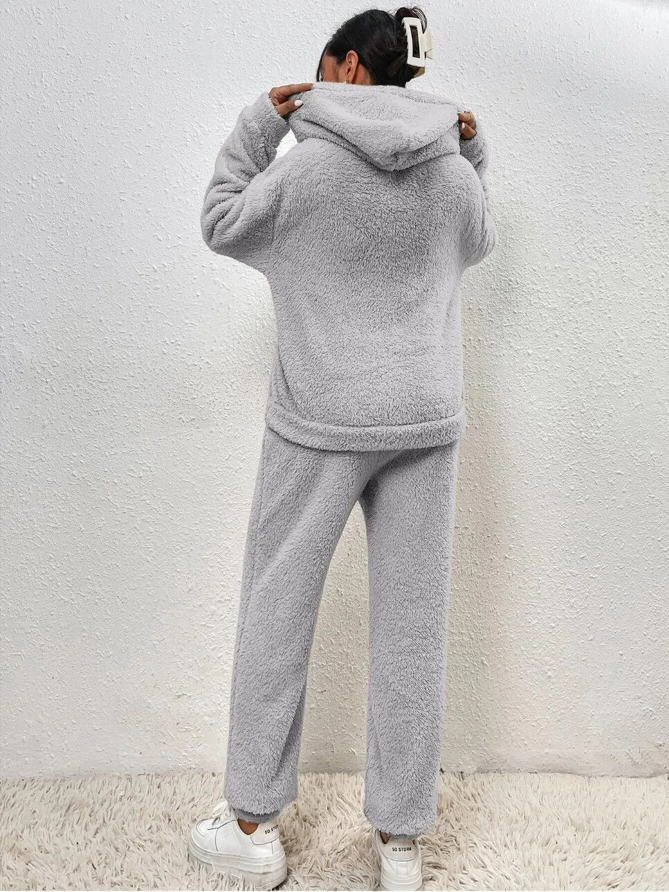 Dames comfortabel huispak met capuchon. Warm tweedelig loungepak, perfecte relaxkleding voor winteravonden.