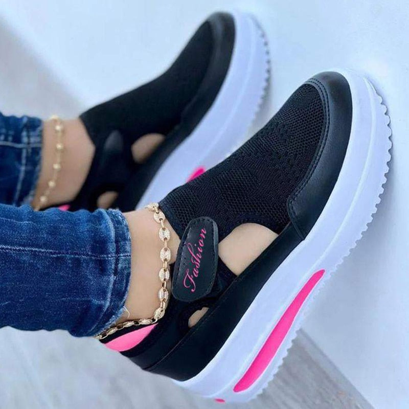 Dames Sasa sneakers, gezien aan een voet. Stijlvolle en comfortabele damessneakers voor een trendy look.
