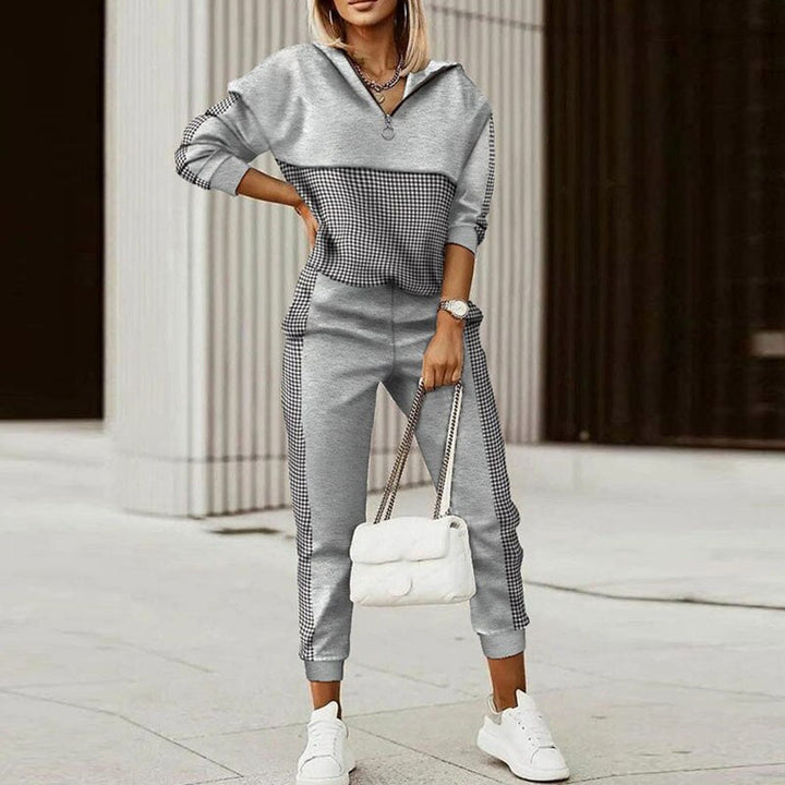 Volledig dames trainingspak 'SalmasPakje' met stijlvolle print, perfect voor sportieve mode of als ontspannen huispak.