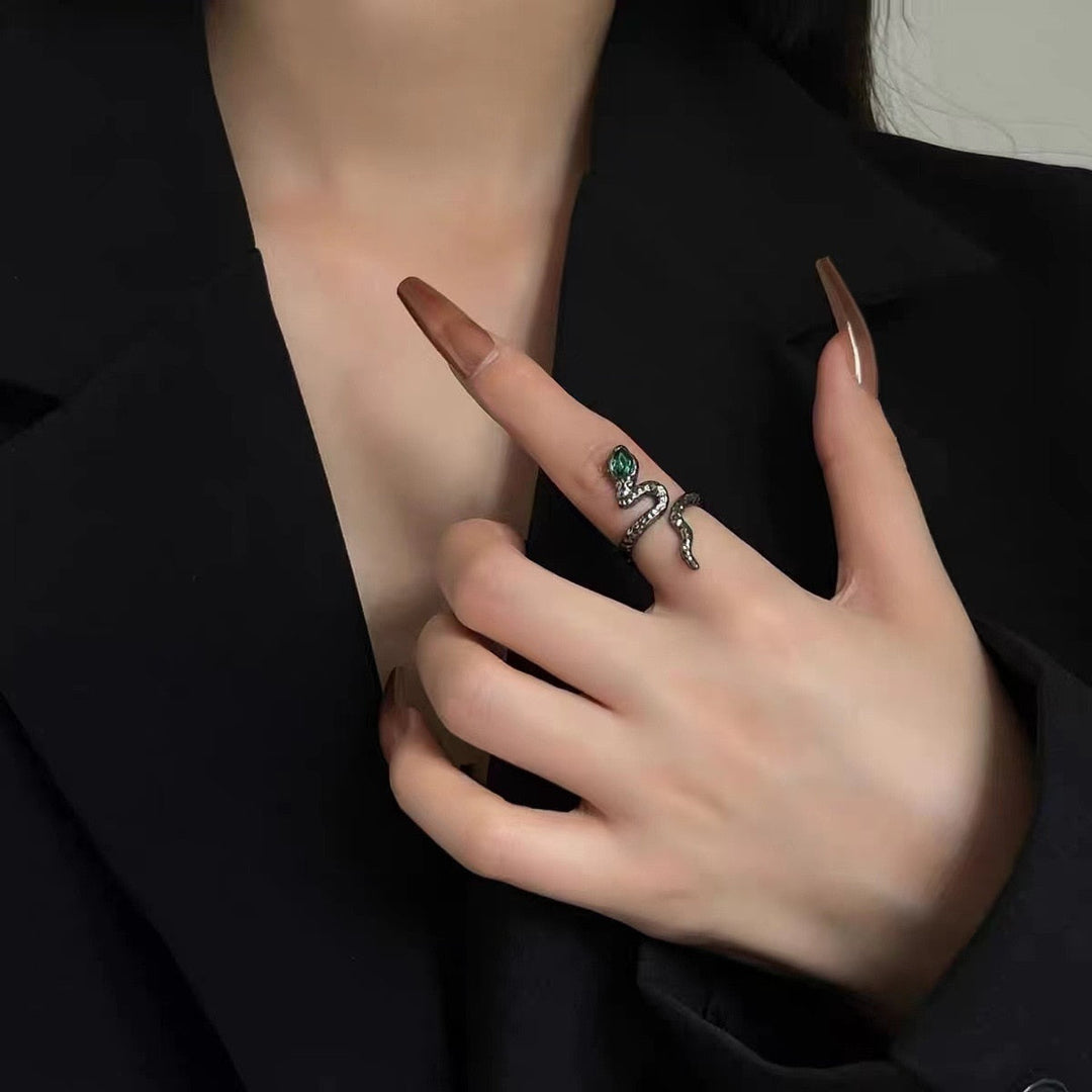 Unieke slangenring, verstelbaar en stijlvol, een essentieel unisex sieraad voor fashionista's.
