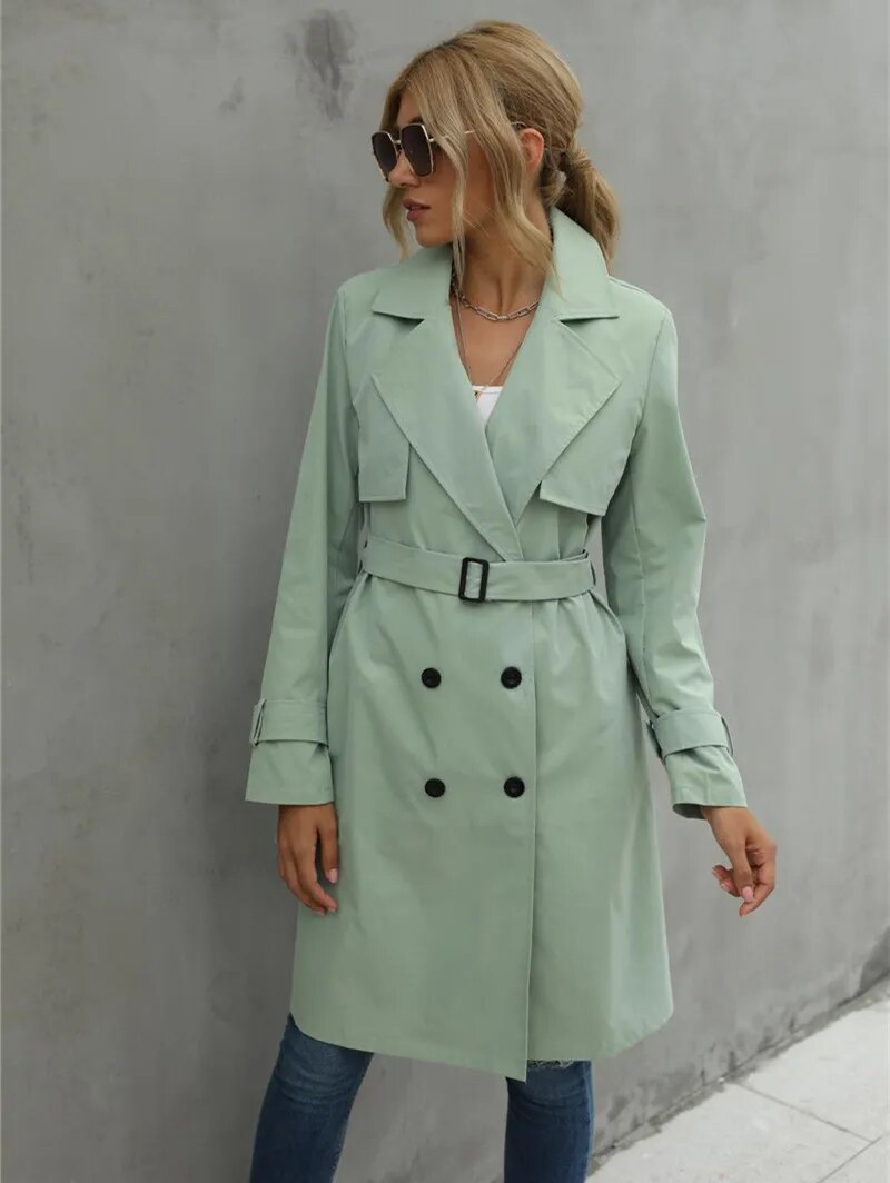 Modieuze mintgroene dames trenchcoat Kelly, stijlvol en fris, perfect voor de lente als overgangsjas.