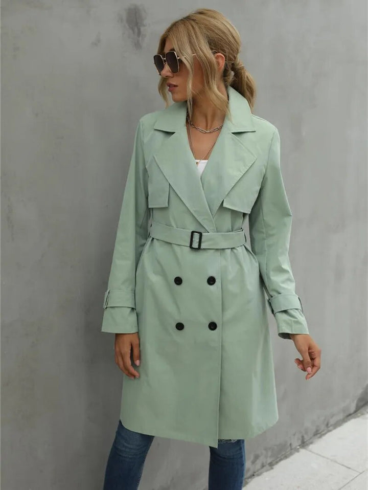 Modieuze mintgroene dames trenchcoat Kelly, stijlvol en fris, perfect voor de lente als overgangsjas.