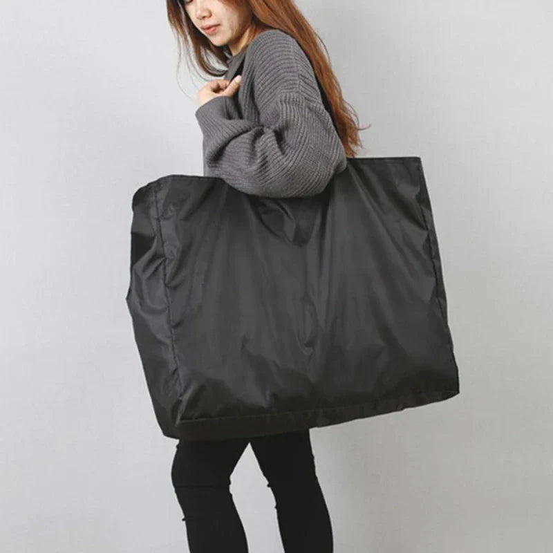 Dames waterdichte reisetas gevuld met kleding, opvouwbaar en lichtgewicht, klaar voor een weekendje weg.