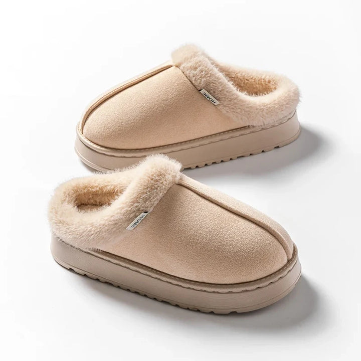 Ontspannende voeten in comfortabele, warme fluffy huispantoffels met antislip. Perfecte winterslipper.