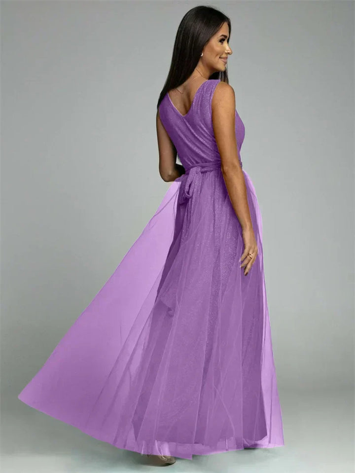 Dames V-hals jurk, glamoureus en flatterend, perfect voor een speciale gelegenheid of avondje uit.