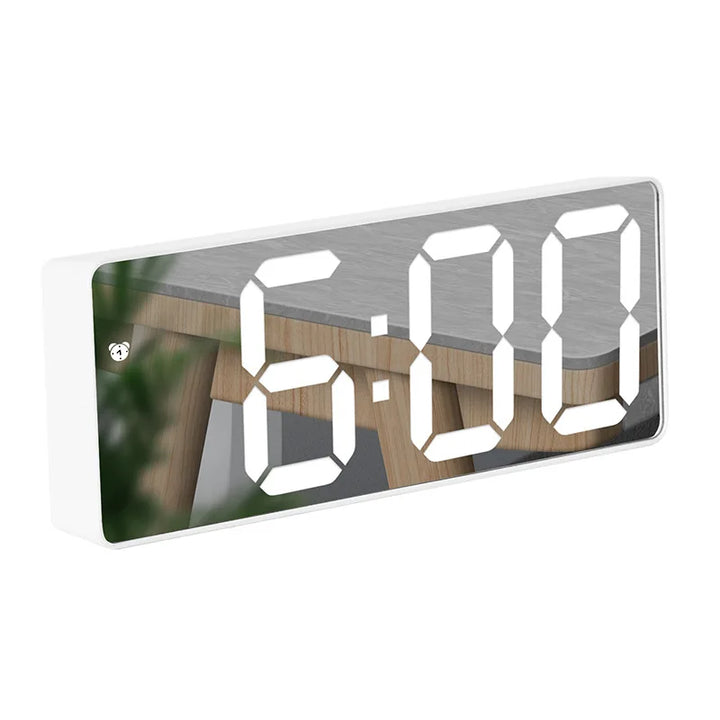 Stijlvolle digitale wekker op nachtkastje, fungeert als spiegel en wekker. Ideaal voor slaapkamer decoratie.
