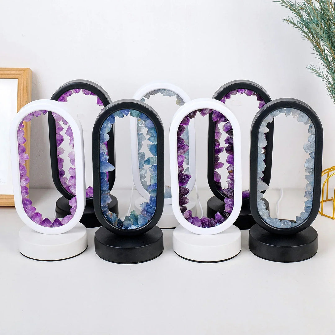 Creëer een serene sfeer met de AuraStone natuurlijke amethist en celestiet kristal lamp.
