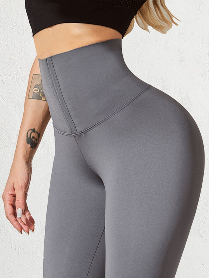 Zwarte activewear legging dames, stretch, met corsetband voor extra stabiliteit.