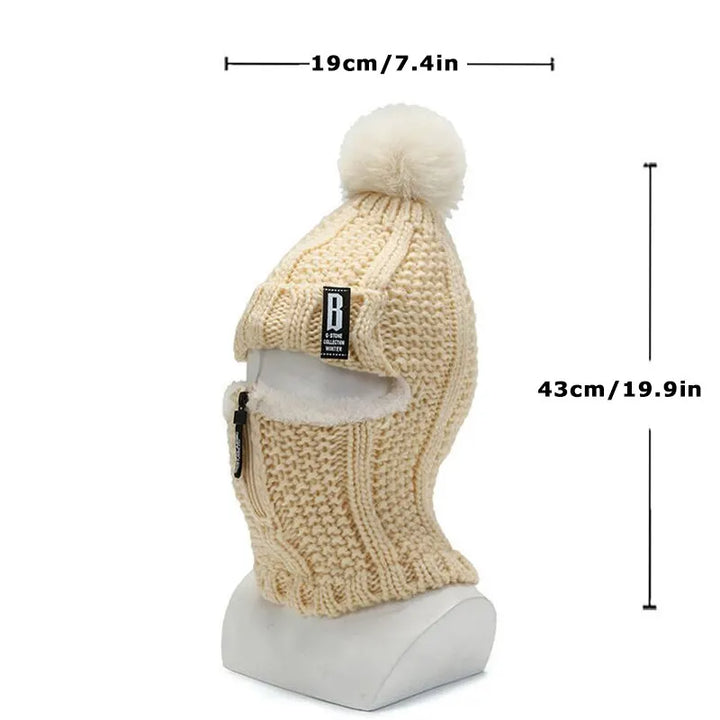 Modieuze dames muts: gebreide bivakmuts met opvallende pompon, voor stijl en warmte in de winter.