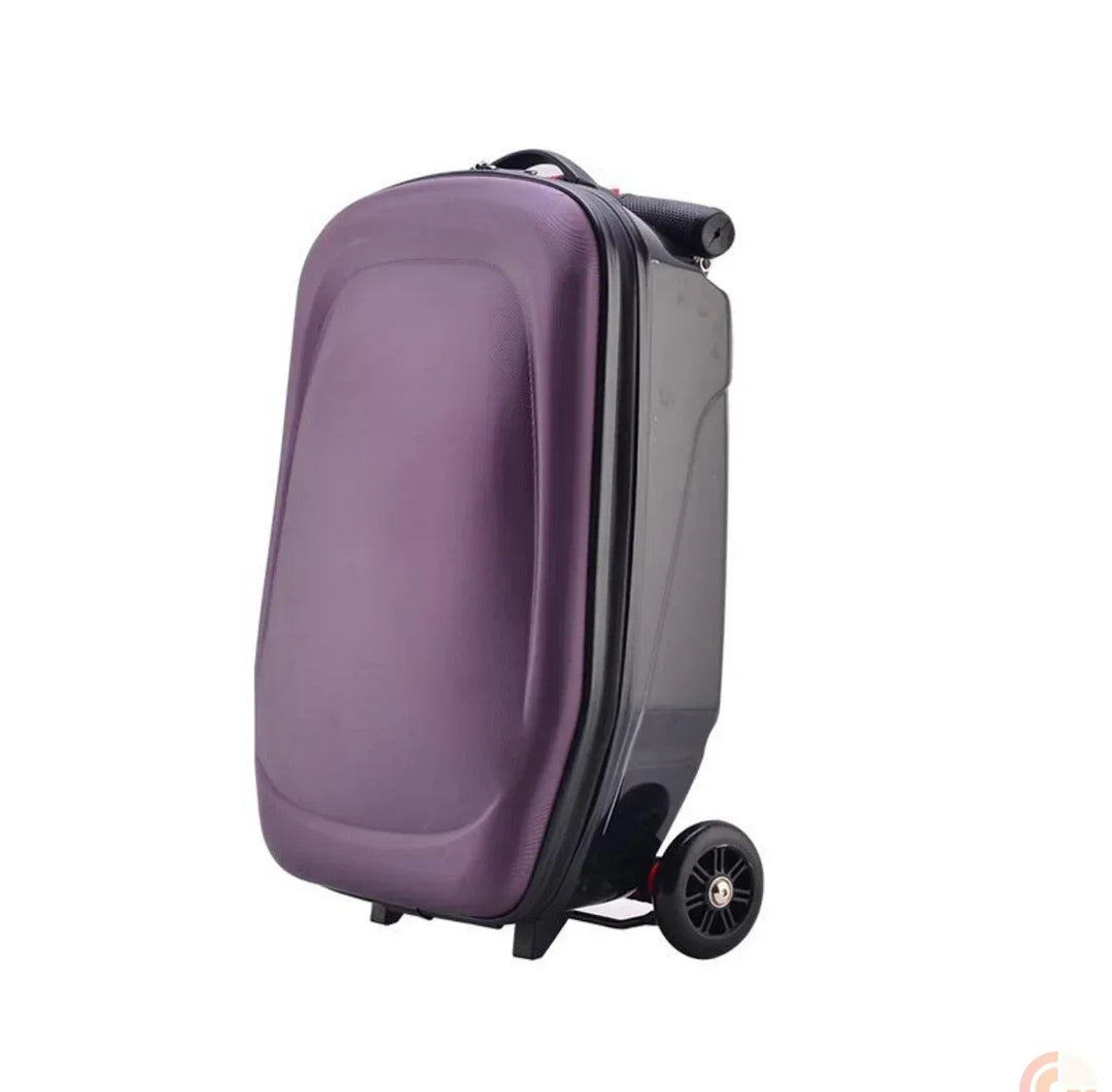 Vrolijk kind rijdend op Step-Kinderkoffer Oslo, de ultieme trolley voor jonge reizigers.