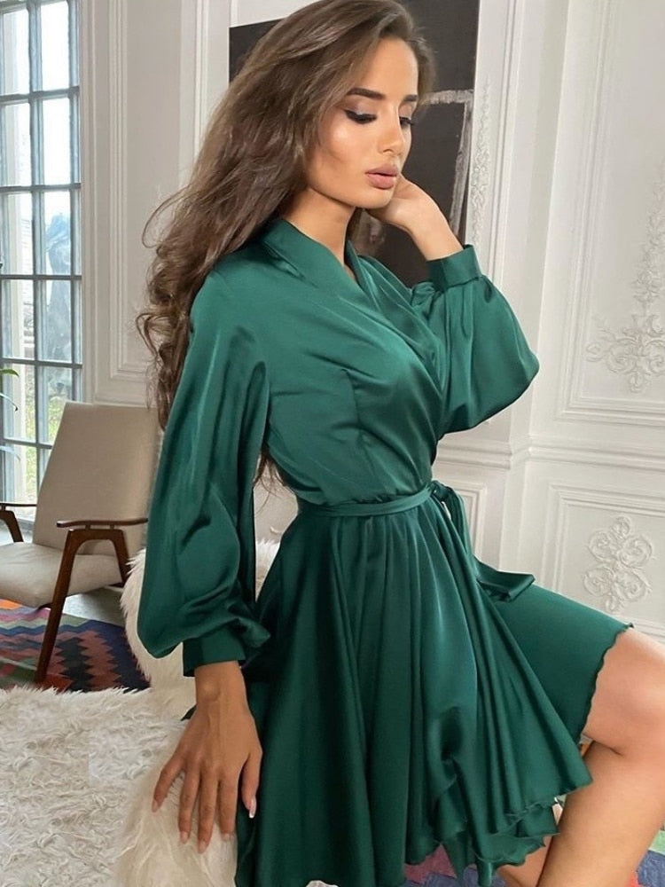 Korte Sascha wikkeljurk voor dames, een chique en elegante feestjurk. Ideaal voor modebewuste vrouwen.