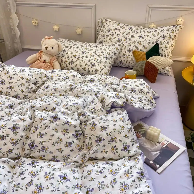 Set van twee zachte kussenslopen met dromerige bloemenprint, passend bij het beddengoed en dekbedovertrek.