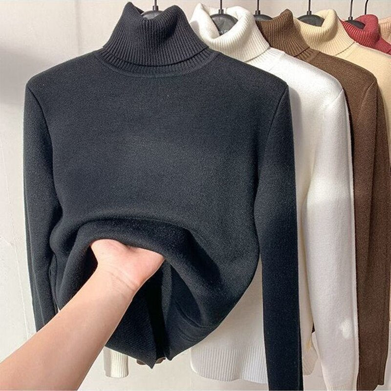Model draagt een warme, gevoerde dames sweater, ideaal voor winterse outfits en comfortabele look.