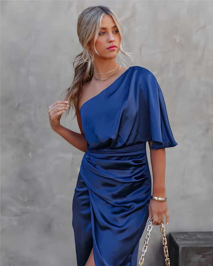 Moderne elegante off-shoulder jurk, asymmetrisch ontwerp, perfect voor een feestelijke avond.
