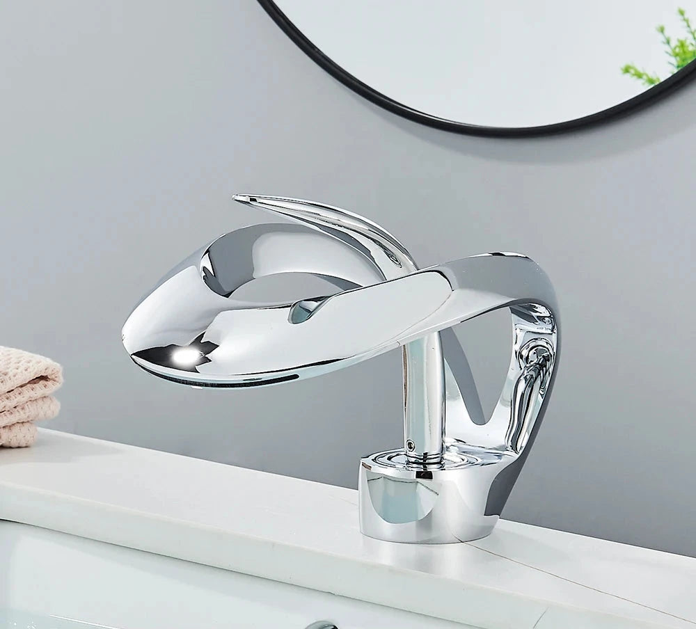 Stijlvolle mat zwarte wastafelkraan Flowarc met watervaluitloop; dekgemonteerd, enkelgreeps design.