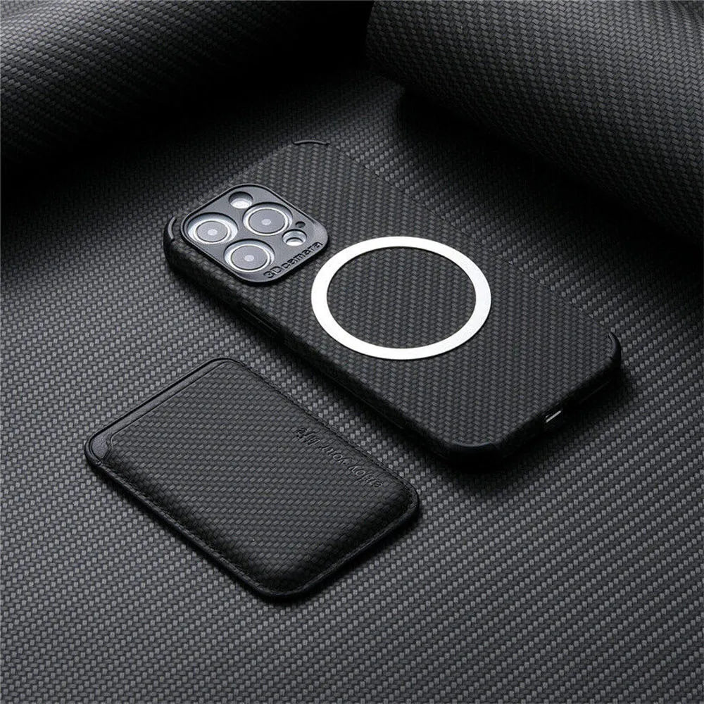 iPhone MagSafe portemonneehoesje in carbonvezel, magnetisch bevestigd aan een iPhone, toont draadloos laden compatibiliteit.
