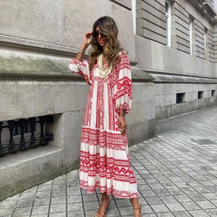 Elegante Boheemse zomerjurk voor vrouwen met V-hals en kenmerkende pofmouwen.