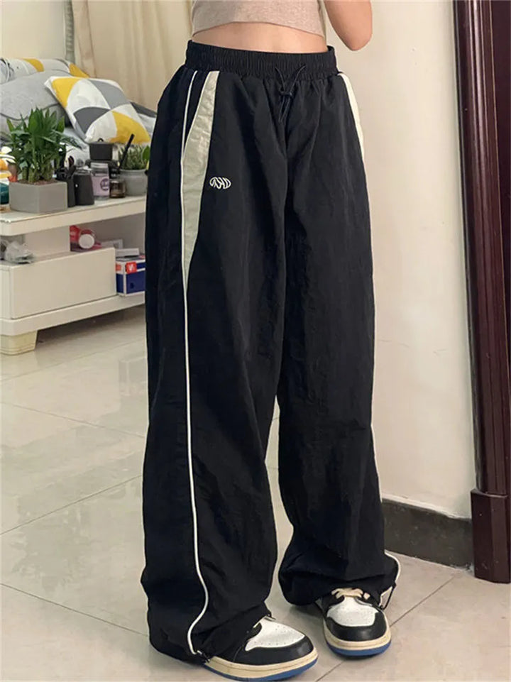 Bruine baggy dames joggingbroek met trendy losse pasvorm. Stijlvolle comfy sportbroek voor dames.