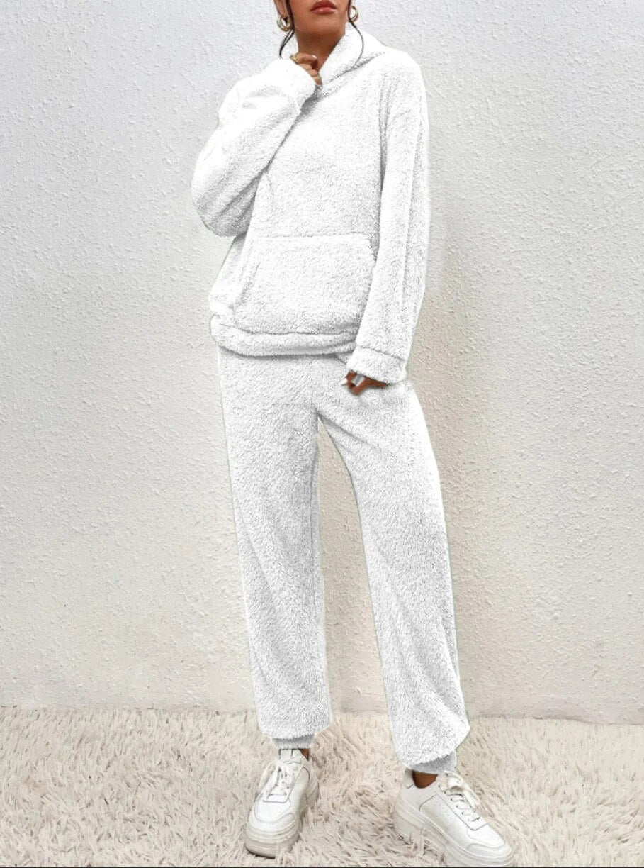 Super comfortabel dames huispak met capuchon. Knus en warm lounge set, ideaal voor de winter.
