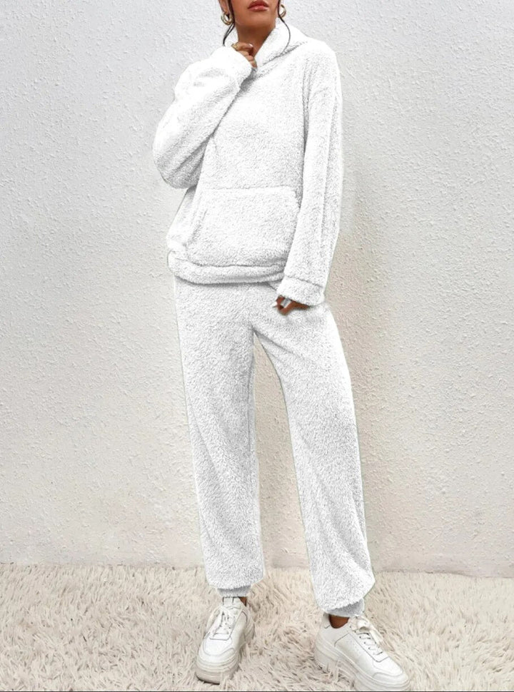 Super comfortabel dames huispak met capuchon. Knus en warm lounge set, ideaal voor de winter.