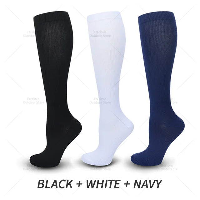 Drie paar FitSupport compressiesokken, kniehoog, vermindert zwelling en vermoeidheid. Perfect voor reizen.