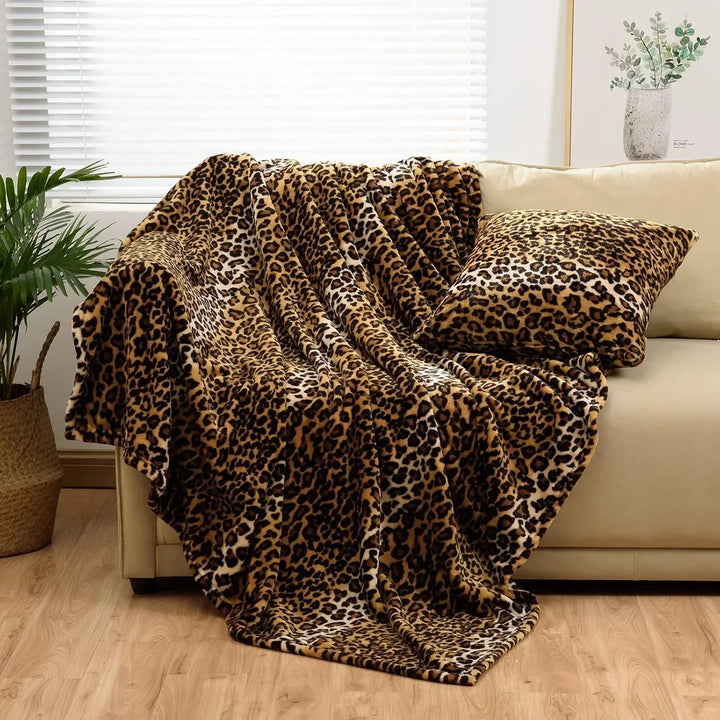 Superzachte flanellen fleece deken met trendy luipaardpatroon; perfect als warme bankdeken of knuffeldeken.