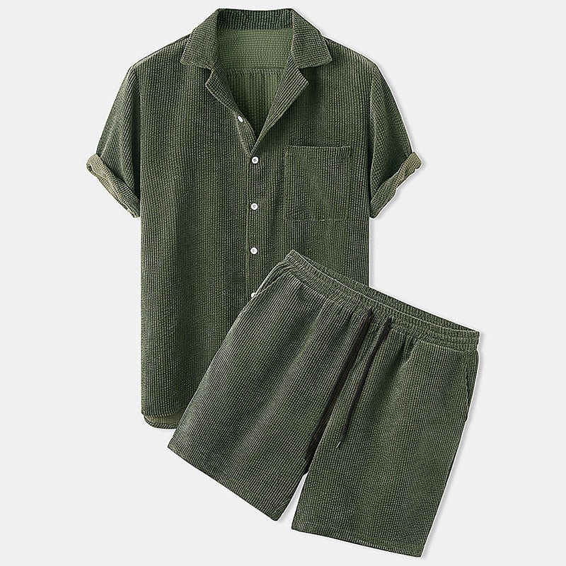 Comfortabele heren geribde zomer set. Een stijlvolle korte broek en poloshirt voor warme dagen.