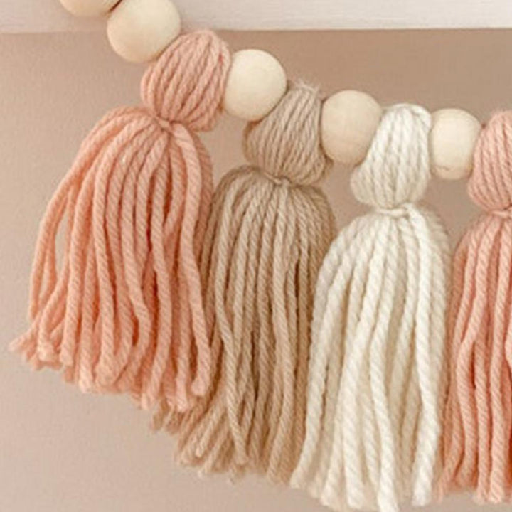 Rustgevende wanddecoratie: houten babyslinger voor baby- en kinderkamer.