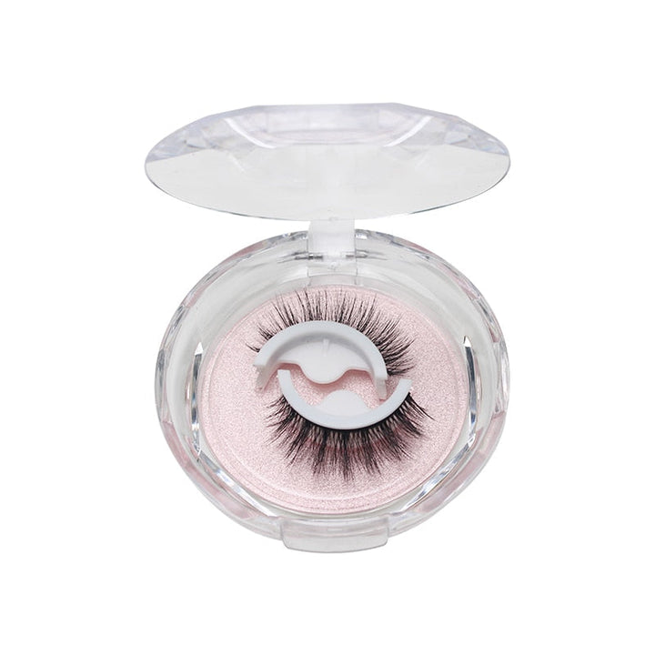 Vrouw met volle zelfklevende wimpers. Perfecte oogmake-up voor een stralende, natuurlijke beauty look.
