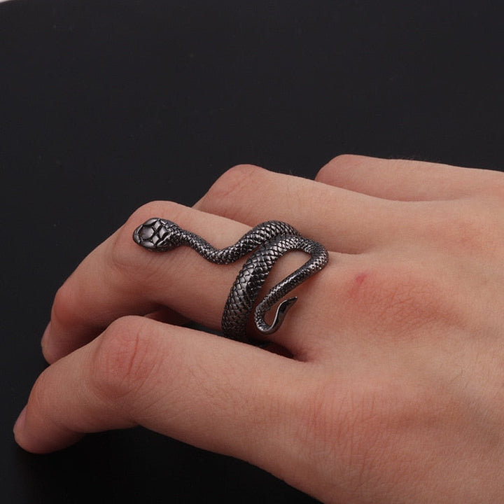 Verstelbare zilverkleurige unisex slangenring, elegant en opvallend sieraad met slangendetail.