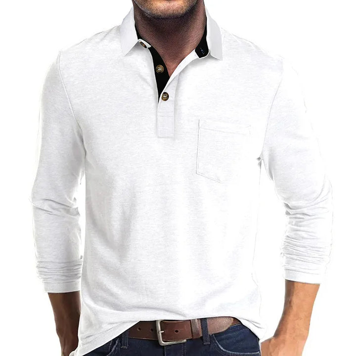 Man draagt een casual herenpolo met lange mouwen, perfect voor lente/herfst kleding.