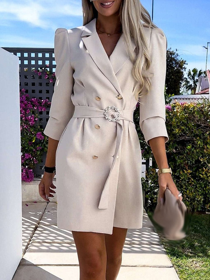 Elegante dames wikkeljurk in blazerstijl voor een stijlvolle en professionele look. Perfecte feestjurk.