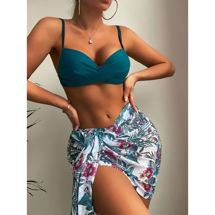 Stijlvolle 3-delige dames bikiniset in kleurrijk design, perfect voor zomer & strand. Met matchende pareo.