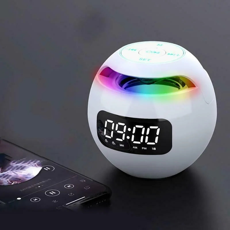 Stijlvolle moderne digitale wekker met LED display en Bluetooth speaker; perfect voor slaapkamer of kantoor.