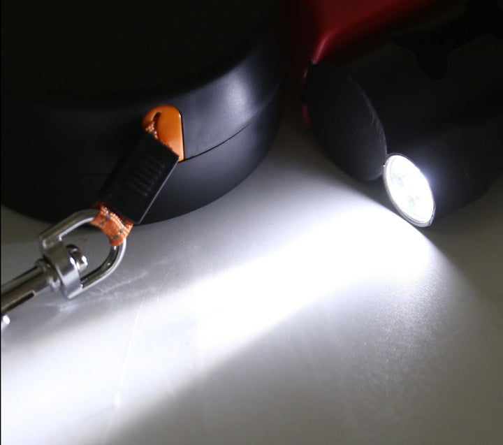 Ergonomische oprolriem voor twee honden met automatisch oprolsysteem en geïntegreerde zaklamp.