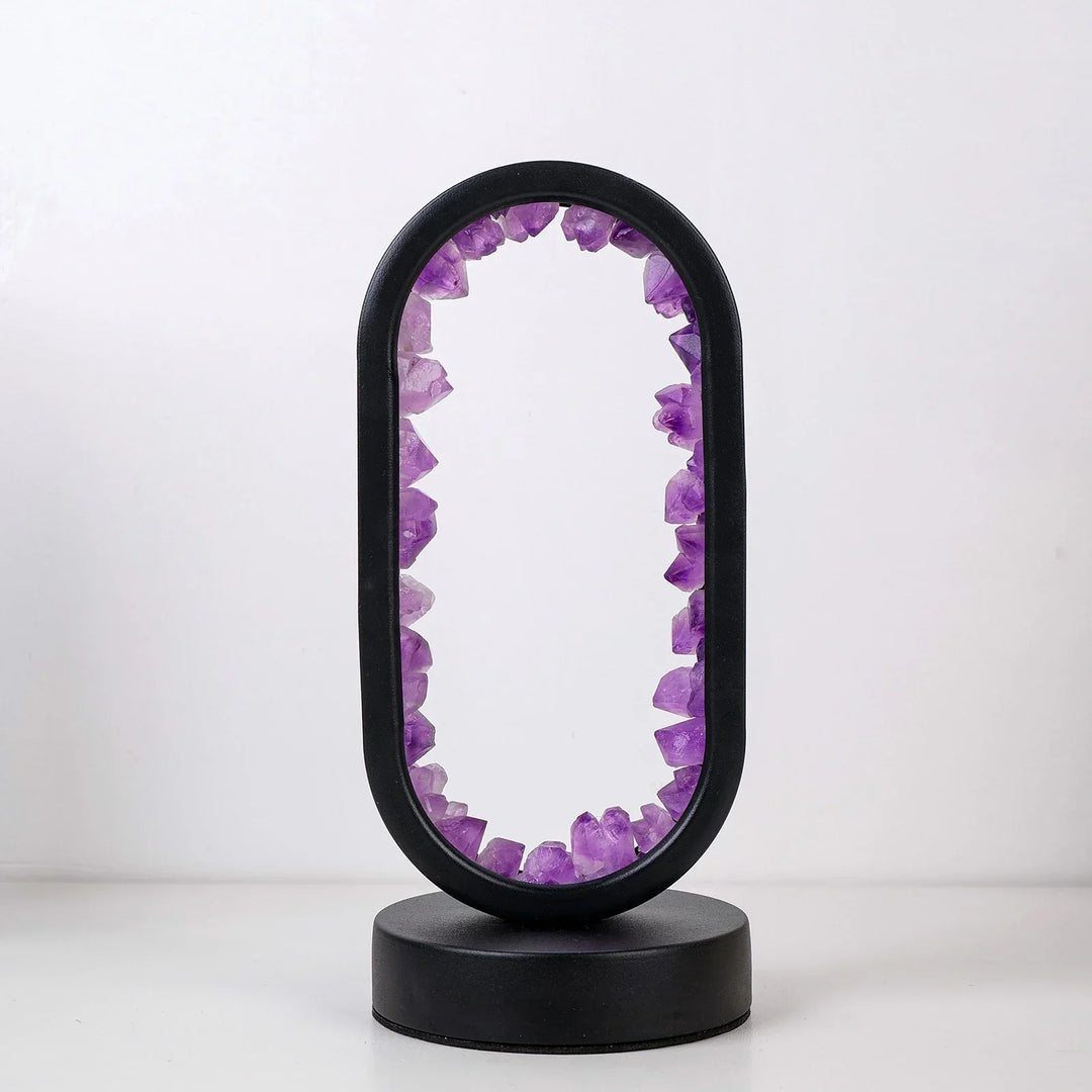 Sfeervolle AuraStone lamp, handgemaakt met amethist en celestiet, brengt natuur in huis.