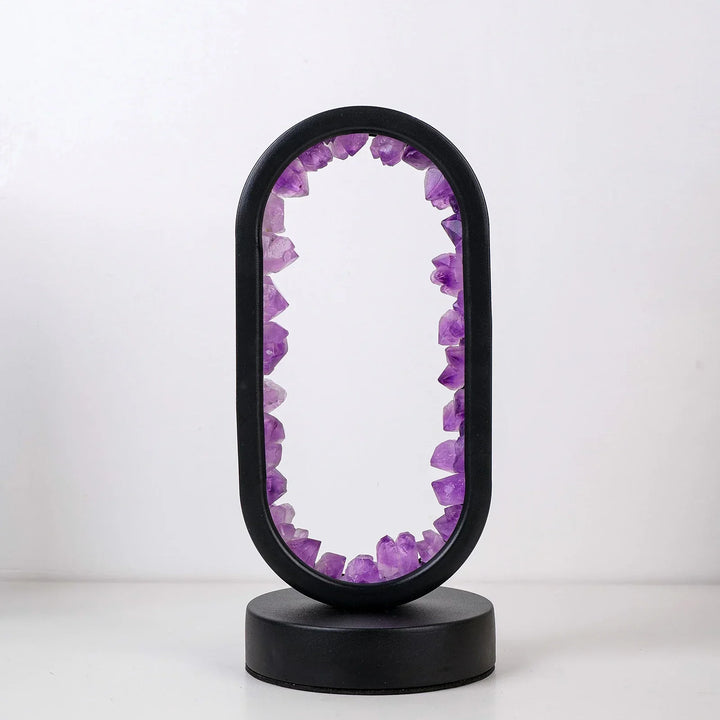 Sfeervolle AuraStone lamp, handgemaakt met amethist en celestiet, brengt natuur in huis.