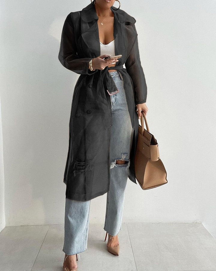 Stijlvolle doorzichtige damesjas met knoopsluiting en ceintuur, een veelzijdig mode-item voor damesmode.